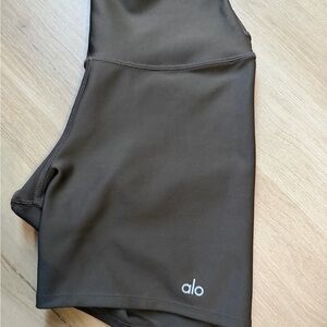 Alo Yoga Airlift Energy Biker Shorts 5”